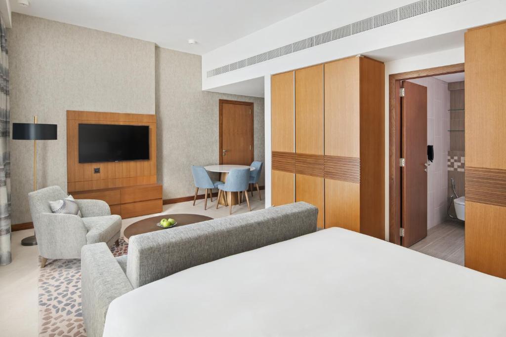Staybridge Suites Dubai Al Maktoum Airport 2