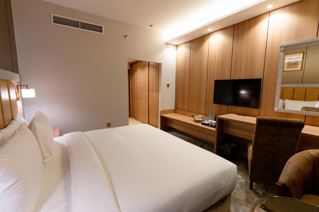 The Luxe Grand Hotel 3