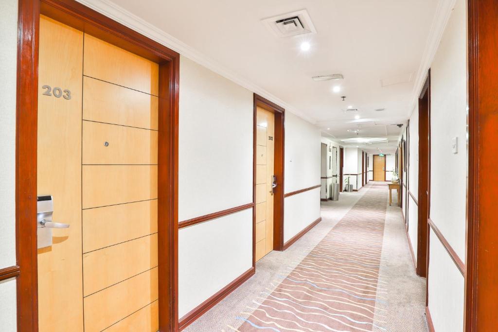 Landmark Summit Hotel 3