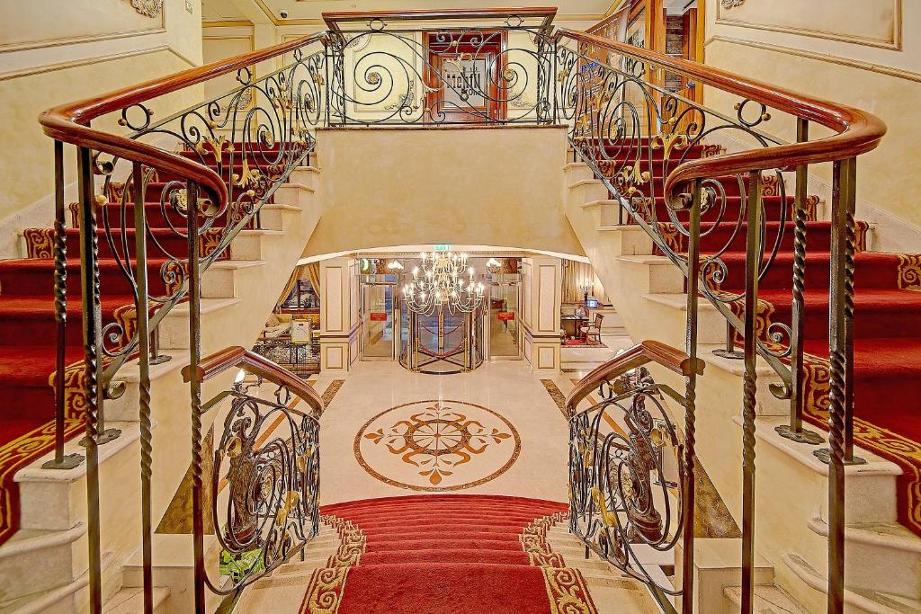 ROYAL ASCOT HOTEL 2