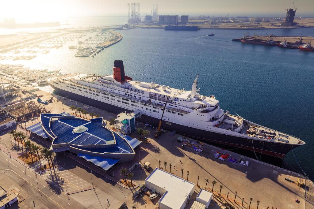 Queen Elizabeth 2 2