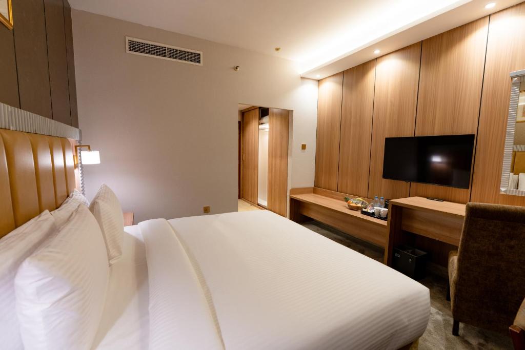 The Luxe Grand Hotel 2